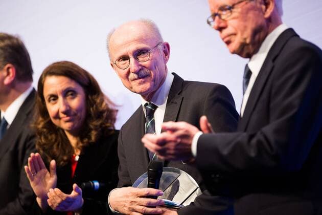 GER, Verleihung Integrationspreis 14.03.2016, Dortmund, Deutsches Fussball Museum, Verleihung des Integrationspreises, im Bild Aydan Özoguz (Bundesbeauftragte für Migration, Flüchtlinge und Integration) und Reinahrd Rauball (1. DFB-Vizepräsident und Ligapräsident) gratulieren Willi Lemke (Sonderberater für im Dienst von Entwicklung und Frieden für den Generalsekretär der Vereinten Nationen) der den Sonderpreis erhält nphxRauch