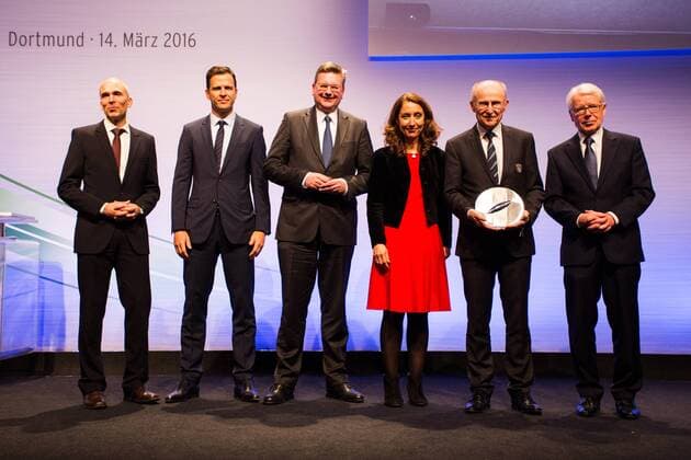 GER, Verleihung Integrationspreis 14.03.2016, Dortmund, Deutsches Fussball Museum, Verleihung des Integrationspreises, im Bild Oliver Bierhoff (Manager Nationalmannschaft), Reinhard Grindel (DFB-Schatzmeister), Aydan Özoguz (Bundesbeauftragte für Migration, Flüchtline und Integration), Willi Lemke (Sonderberater für im Dienst von Entwicklung und Frieden für den Generalsekretär der Vereinten Nationen) der den Sonderpreis erhält und Reinahrd Rauball (1. DFB-Vizepräsident und Ligapräsident) nphxRauch