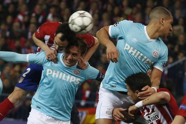 Atletico de Madrid Argentinian defense Diego Godin (L) in action before PSV Eindhoven players during a Champions league round 16 second leg match held at Vicente Calderon stadium in Madrid, Spain, 15 March 2016. ATLETICO MADRID VS PSV ENINDHOVEN !ACHTUNG: NUR REDAKTIONELLE NUTZUNG!  MAD003 20160315-635936738534487033