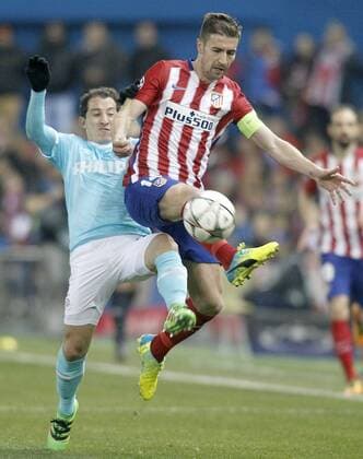 Fußball, Champions League, Atletico Madrid - PSV Eindhoven Atletico de Madrid s Gabi Fernandez (r) and PSV Eindhoven s Andres Guardado during UEFA Champions League match. March 15,2016.  (2016031502)