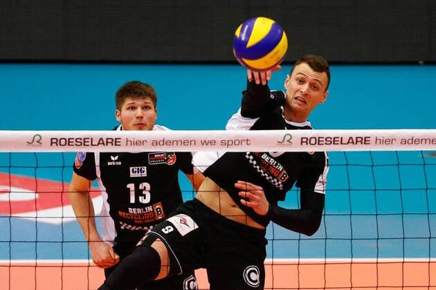 Bilder des Tages - SPORT Berlin s Paul Lotman fights for the ball during the first leg volleyball game between Belgian team Roeselare and German team Berlin during the semi finals of the CEV European Volleyball competition, Tuesday 15 March 2016, in Roeselare. KURTxDESPLENTER  x04811997x