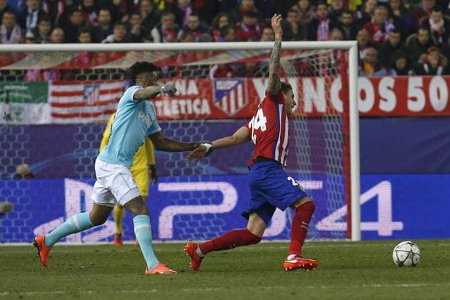Atletico de Madrid Uruguayan defense Jose Maria Gimenez de Vargas (R) and PSV Eindhoven forward Jurgen Locadia fight for the ball during a Champions league round 16 second leg match held at Vicente Calderon stadium in Madrid, Spain, 15 March 2016. ATLETICO MADRID VS PSV ENINDHOVEN !ACHTUNG: NUR REDAKTIONELLE NUTZUNG!  MAD009 20160315-635936757677588293