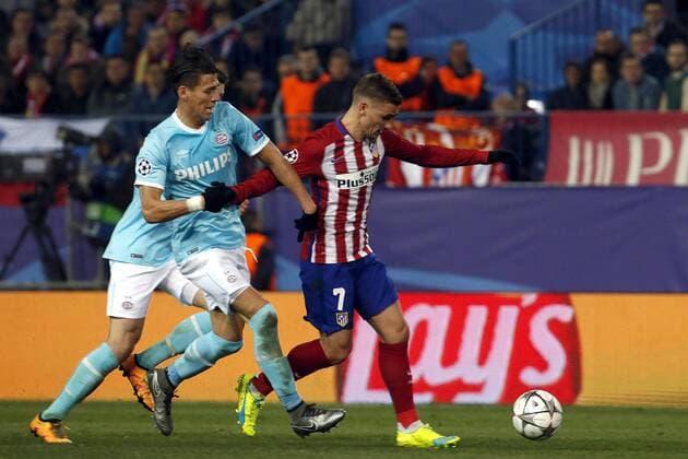 Atletico de Madrid French forward Antoine Griezmann (R) and PSV Eindhoven Mexican defense Hector Moreno fight for the ball during a Champions League round 16 second leg match held at Vicente Calderon stadium in Madrid, Spain, 15 March 2016. ATLETICO MADRID VS PSV ENINDHOVEN !ACHTUNG: NUR REDAKTIONELLE NUTZUNG!  MAD012 20160315-635936759035065485