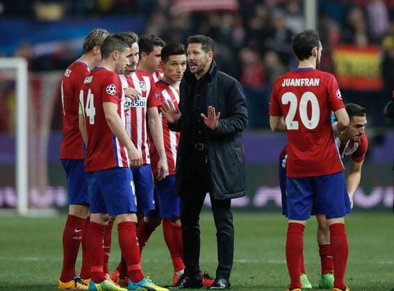 Atletico de Madrid coach Diego Simeone (C) gives his players directions during a Champions League round 16 second leg match held at Vicente Calderon stadium in Madrid, Spain, 15 March 2016. ATLETICO MADRID VS PSV ENINDHOVEN !ACHTUNG: NUR REDAKTIONELLE NUTZUNG!  MAD029 20160315-635936804563875030