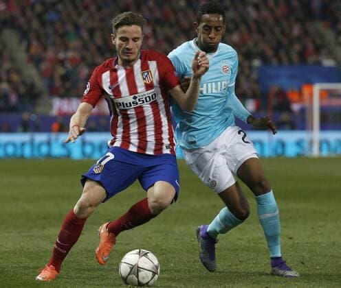 Fußball, Champions League, Atletico Madrid - PSV Eindhoven Atletico de Madrid forward Saul Niguez (L) and PSV Eindhoven French player Nicolas Isimat-Mirin fight for the ball during a Champions League round 16 second leg match held at Vicente Calderon stadium in Madrid, Spain, 15 March 2016. ATLETICO MADRID VS PSV ENINDHOVEN !ACHTUNG: NUR REDAKTIONELLE NUTZUNG!  MAD030 20160315-635936805199575030