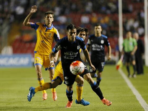 Fußball, CONCACAF Champions League, Gallo Blancos Queretaro - UANL Tigres Player Luis Noriega (front) of Queretaro in action against Jorge Estrada (back) of Tigres during a soccer match between Queretaro and Tigres of the Champions League of Concacaf in Queretaro, Mexico, on 15 March 2016. QUERETARO VS TIGRES !ACHTUNG: NUR REDAKTIONELLE NUTZUNG!  MEX51 20160316-635936955364499793