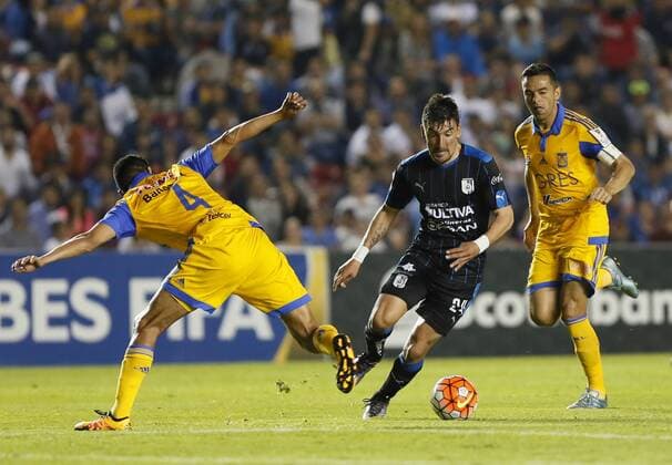Fußball, CONCACAF Champions League, Gallo Blancos Queretaro - UANL Tigres Edgar Benitez (R) of Queretaro in action against Hugo Ayala (L) of Tigres during a soccer match between Queretaro and Tigres of the Champions League of Concacaf in Queretaro, Mexico, on 15 March 2016. QUERETARO VS TIGRES !ACHTUNG: NUR REDAKTIONELLE NUTZUNG!  MEX51 20160316-635937016605481790