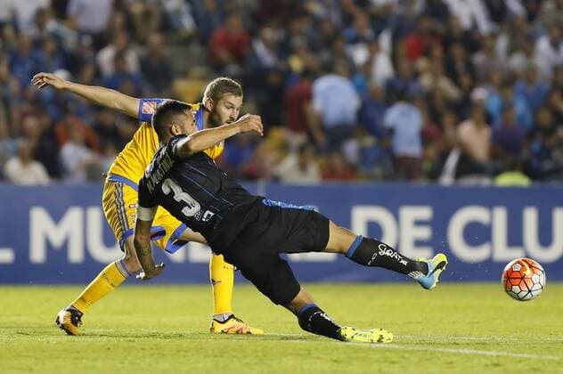 Fußball, CONCACAF Champions League, Gallo Blancos Queretaro - UANL Tigres Miguel Martinez (R) of Queretaro in action against Andre-Pierre Gignac (L) of Tigres during a soccer match between Queretaro and Tigres of the Champions League of Concacaf in Queretaro, Mexico, on 15 March 2016. QUERETARO VS TIGRES !ACHTUNG: NUR REDAKTIONELLE NUTZUNG!  MEX51 20160316-635937017224957790