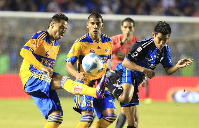 Dec. 1, 2011 - Mexico - D01121106. JPG.QUERÆ’TARO, Qro. Soccer Futbol-QuerÅ½taro-Tigres.- Los Gallos Blancos del QuerÅ½taro y los Tigres de la UANL, quedaron empatados 0-0 la noche de este jueves en el estadio Ã’La CorregidoraÃ , en el marco de las semifinales de la Liguilla del Torneo Apertura 2011. RML. Foto: Agencia EL UNIVERSAL Luis CortÅ½s. Latin News - Dec. 1, 2011  - ZUMAu78_