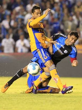 Dec. 1, 2011 - Mexico - D01121105. JPG.QUERÆ’TARO, Qro. Soccer Futbol-QuerÅ½taro-Tigres.- Los Gallos Blancos del QuerÅ½taro y los Tigres de la UANL, quedaron empatados 0-0 la noche de este jueves en el estadio Ã’La CorregidoraÃ , en el marco de las semifinales de la Liguilla del Torneo Apertura 2011. RML. Foto: Agencia EL UNIVERSAL Luis CortÅ½s. Latin News - Dec. 1, 2011  - ZUMAu78_