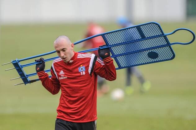Deutschland, Hamburg , Trainingsgelände am Volkspark Stadion, Fussball, 1. Bundesliga, Saison 2015 2016 , Training des Hamburger SV , Josip Drmic (HSV) mit Aufstellern