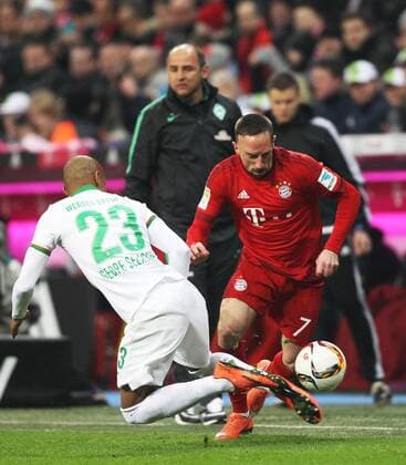 Fussball, 1. BL, 1. Bundesliga, Saison 2015 2016, Herren, Deutschland, 11.03.2016, FC Bayern München - SV Werder Bremen 5-0, v.l. Aktion, Zweikampf, Spielszene, action, Theodor Gebre Selassie, SV Werder Bremen, Franck Ribery, FC Bayern München, im Hintergrund, dahinter, hinten, Trainer Viktor Skripnik, Werder Bremen,