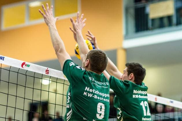 Volleyball, pre-Playoffs, Netzhoppers KW Bestensee - Chemie Volley Mitteldeutschland Block von Sebastian Krause (Netzhoppers 9) und Daniel Heinecke (Netzhoppers 12) GER, Königs Wusterhausen Bestensee, Volleyball, Bundesliga, Pre-Playoffs, DVL, Saison 2015 2016, 24.02.2016, Landkost-Arena, Netzhoppers KW Bestensee - Chemie Volleys Mittldeutschland, Netzhoppers KW