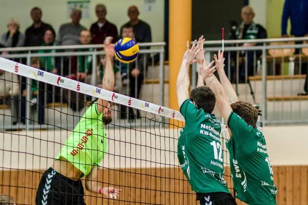 Volleyball, pre-Playoffs, Netzhoppers KW Bestensee - Chemie Volley Mitteldeutschland Angriff Ramon Renaldo Martinez Gion (CVM 5) gegen Block Daniel Heinecke (Netzhoppers 12) und Nils Ehlers (Netzhoppers 15) GER, Königs Wusterhausen Bestensee, Volleyball, Bundesliga, Pre-Playoffs, DVL, Saison 2015 2016, 24.02.2016, Landkost-Arena, Netzhoppers KW Bestensee - Chemie Volleys Mittldeutschland, Netzhoppers KW