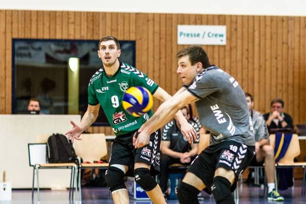 Volleyball, pre-Playoffs, Netzhoppers KW Bestensee - Chemie Volley Mitteldeutschland Annahme Kamil Ratajczak (Netzhoppers 10) mit Sebastian Krause (Netzhoppers 9) GER, Königs Wusterhausen Bestensee, Volleyball, Bundesliga, Pre-Playoffs, DVL, Saison 2015 2016, 24.02.2016, Landkost-Arena, Netzhoppers KW Bestensee - Chemie Volleys Mittldeutschland, Netzhoppers KW