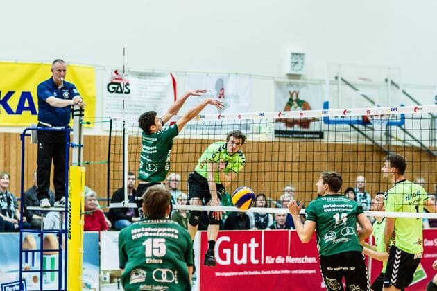 Volleyball, pre-Playoffs, Netzhoppers KW Bestensee - Chemie Volley Mitteldeutschland Angriff Marcin Brzezinski (CVM 1) gegen Block Theo Timmermann (Netzhoppers 11) und Nils Ehlers (Netzhoppers 15) in der Abwehr GER, Königs Wusterhausen Bestensee, Volleyball, Bundesliga, Pre-Playoffs, DVL, Saison 2015 2016, 24.02.2016, Landkost-Arena, Netzhoppers KW Bestensee - Chemie Volleys Mittldeutschland, Netzhoppers KW