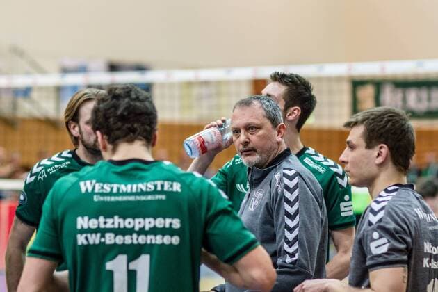 Volleyball, pre-Playoffs, Netzhoppers KW Bestensee - Chemie Volley Mitteldeutschland Auszeit mit Mirko Culic (Netzhoppers Trainer) und Theo Timmermann (Netzhoppers 11) GER, Königs Wusterhausen Bestensee, Volleyball, Bundesliga, Pre-Playoffs, DVL, Saison 2015 2016, 24.02.2016, Landkost-Arena, Netzhoppers KW Bestensee - Chemie Volleys Mittldeutschland, Netzhoppers KW