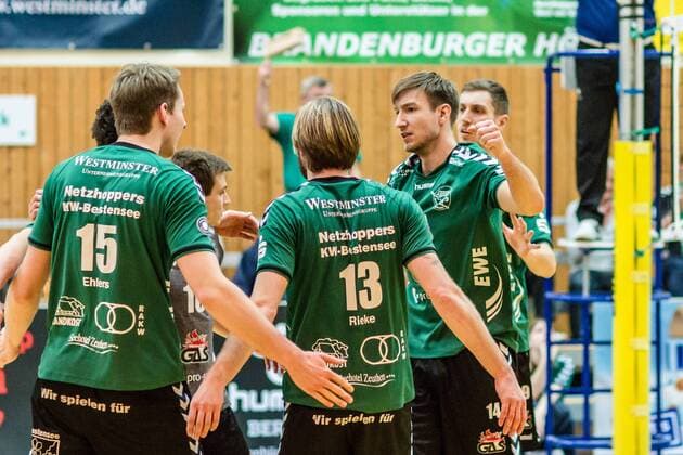 Volleyball, pre-Playoffs, Netzhoppers KW Bestensee - Chemie Volley Mitteldeutschland Jubel Mannschaft v.l.n.r.: Nils Ehlers (Netzhoppers 15), Kamil Ratajczak (Netzhoppers 10), Manuel Rieke (Netzhoppers 13), Paul Sprung (Netzhoppers 14) und Sebastian Krause (Netzhoppers 9) GER, Königs Wusterhausen Bestensee, Volleyball, Bundesliga, Pre-Playoffs, DVL, Saison 2015 2016, 24.02.2016, Landkost-Arena, Netzhoppers KW Bestensee - Chemie Volleys Mittldeutschland, Netzhoppers KW