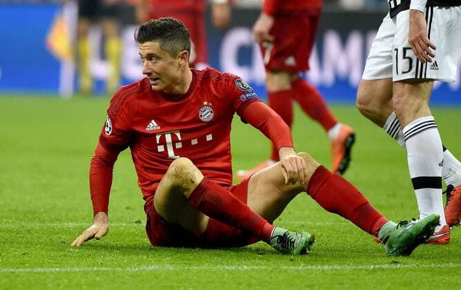 16.03.2016, xjhx, Fussball Champions League, FC Bayern Muenchen - Juventus Turin, emspor, v.l. Robert Lewandowski (FC Bayern Muenchen) enttaeuscht, enttaeuscht schauend, dissapointed am Boden
