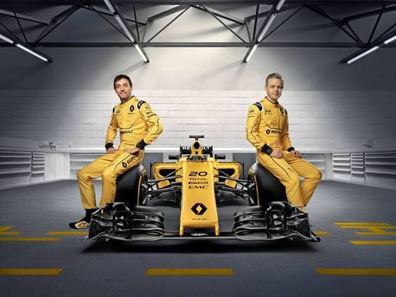 Bilder des Tages - SPORT Atmosphere at Albert Park circuit before the F1 Grand Prix of Australia. In this picture, Joylon Palmer and Kevin Magnussen during presentation of new Renault F1 RS16. xRUBIOx  RV RACING PRESS