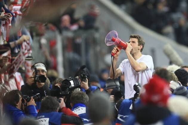 Bilder des Tages - SPORT 16.03.2016, Fussball Championsleague 2015 2016, Achtelfinale Rückspiel, FC Bayern München - Juventus Turin, in der Allianzarena München. Thomas Müller (FC Bayern München) mit Megaphone 