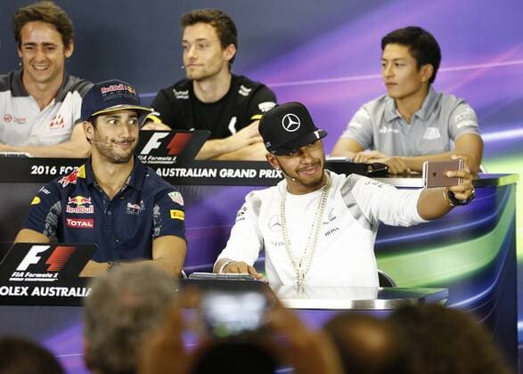 Motorsports: FIA Formula One World Championship WM Weltmeisterschaft 2016, Grand Prix of Australia, 3 Daniel Ricciardo (AUS, Red Bull Racing), 44 Lewis Hamilton (GBR, Mercedes AMG Petronas Formula One Team), xHOCHxZWEIx