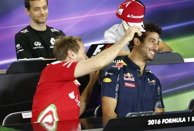 Motorsports: FIA Formula One World Championship WM Weltmeisterschaft 2016, Grand Prix of Australia, 5 Sebastian Vettel (GER, Scuderia Ferrari), 3 Daniel Ricciardo (AUS, Red Bull Racing), xHOCHxZWEIx