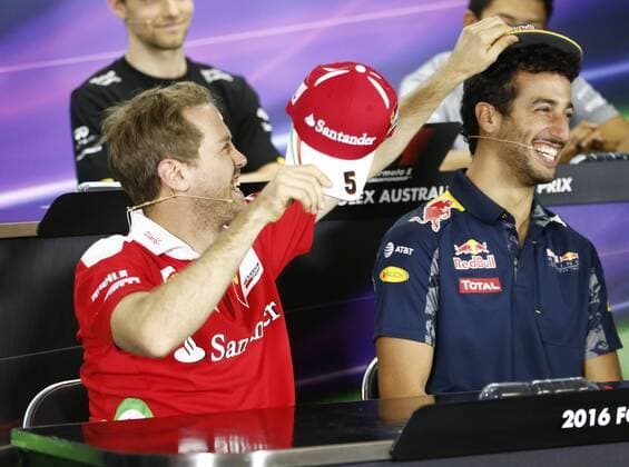 Bilder des Tages - SPORT Motorsports: FIA Formula One World Championship WM Weltmeisterschaft 2016, Grand Prix of Australia, 5 Sebastian Vettel (GER, Scuderia Ferrari), 3 Daniel Ricciardo (AUS, Red Bull Racing), xHOCHxZWEIx