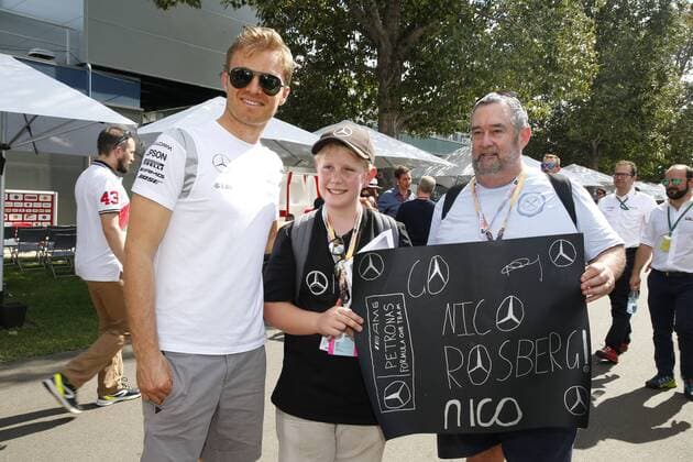 Motorsports: FIA Formula One World Championship WM Weltmeisterschaft 2016, Grand Prix of Australia, 6 Nico Rosberg with fans (GER, Mercedes AMG Petronas Formula One Team), xHOCHxZWEIx