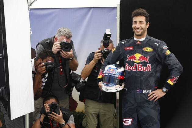 Motorsport, Formel 1, GP Australien, Fahrer Fotoshooting beim Media Day vor dem ersten Rennen in Melbourne Motorsports: FIA Formula One World Championship WM Weltmeisterschaft 2016, Grand Prix of Australia, 3 Daniel Ricciardo (AUS, Red Bull Racing), xHOCHxZWEIx