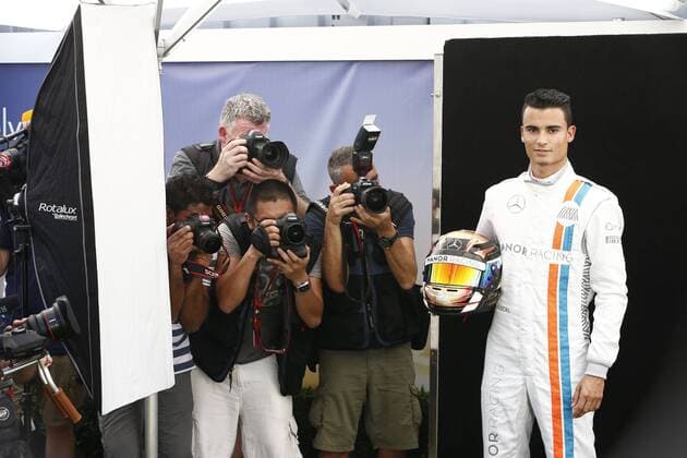Motorsport, Formel 1, GP Australien, Fahrer Fotoshooting beim Media Day vor dem ersten Rennen in Melbourne Motorsports: FIA Formula One World Championship WM Weltmeisterschaft 2016, Grand Prix of Australia, 94 Pascal Wehrlein (GER, Manor Racing F1 Team), xHOCHxZWEIx