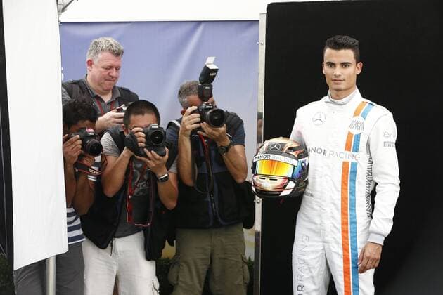 Motorsport, Formel 1, GP Australien, Fahrer Fotoshooting beim Media Day vor dem ersten Rennen in Melbourne Motorsports: FIA Formula One World Championship WM Weltmeisterschaft 2016, Grand Prix of Australia, 94 Pascal Wehrlein (GER, Manor Racing F1 Team), xHOCHxZWEIx