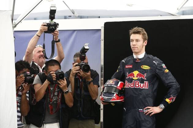 Motorsport, Formel 1, GP Australien, Fahrer Fotoshooting beim Media Day vor dem ersten Rennen in Melbourne Motorsports: FIA Formula One World Championship WM Weltmeisterschaft 2016, Grand Prix of Australia, 26 Daniil Kvyat (RUS, Red Bull Racing), xHOCHxZWEIx