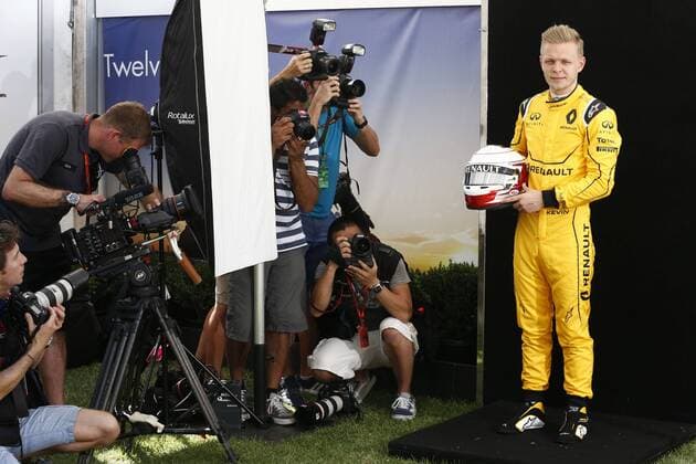 Motorsport, Formel 1, GP Australien, Fahrer Fotoshooting beim Media Day vor dem ersten Rennen in Melbourne Motorsports: FIA Formula One World Championship WM Weltmeisterschaft 2016, Grand Prix of Australia, 20 Kevin Magnussen (DEN, Renault Formula 1 Team), xHOCHxZWEIx