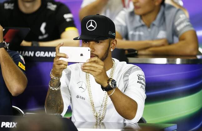 Motorsports: FIA Formula One World Championship WM Weltmeisterschaft 2016, Grand Prix of Australia, 44 Lewis Hamilton (GBR, Mercedes AMG Petronas Formula One Team), xHOCHxZWEIx