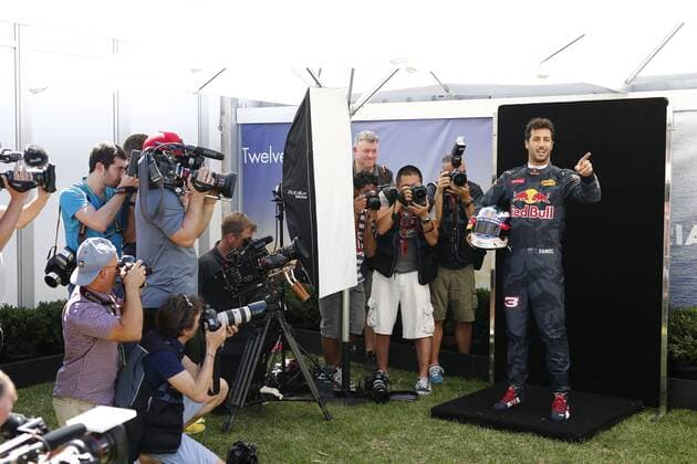 Motorsport, Formel 1, GP Australien, Fahrer Fotoshooting beim Media Day vor dem ersten Rennen in Melbourne Motorsports: FIA Formula One World Championship WM Weltmeisterschaft 2016, Grand Prix of Australia, 3 Daniel Ricciardo (AUS, Red Bull Racing), xHOCHxZWEIx