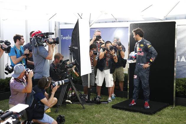 Motorsport, Formel 1, GP Australien, Fahrer Fotoshooting beim Media Day vor dem ersten Rennen in Melbourne Motorsports: FIA Formula One World Championship WM Weltmeisterschaft 2016, Grand Prix of Australia, 3 Daniel Ricciardo (AUS, Red Bull Racing), xHOCHxZWEIx