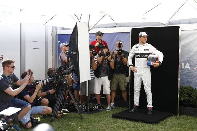 Motorsport, Formel 1, GP Australien, Fahrer Fotoshooting beim Media Day vor dem ersten Rennen in Melbourne Motorsports: FIA Formula One World Championship WM Weltmeisterschaft 2016, Grand Prix of Australia, 22 Jenson Button (GBR, McLaren Honda Formula 1 Team), xHOCHxZWEIx