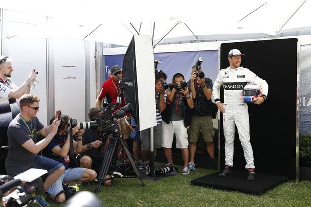 Motorsport, Formel 1, GP Australien, Fahrer Fotoshooting beim Media Day vor dem ersten Rennen in Melbourne Motorsports: FIA Formula One World Championship WM Weltmeisterschaft 2016, Grand Prix of Australia, 22 Jenson Button (GBR, McLaren Honda Formula 1 Team), xHOCHxZWEIx