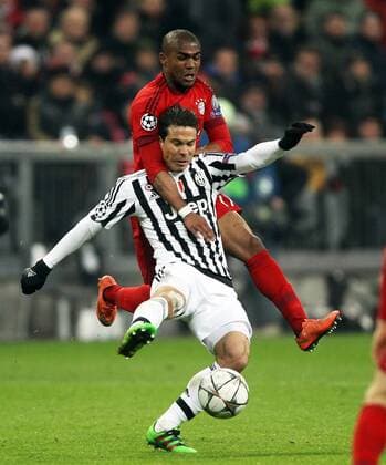 Fussball, Champions League, 2015 2016, Herren, Achtelfinale, Rückspiel, 16.03.2016, FC Bayern München - Juventus Turin 4-2, nach Verlängerung, v.l. Aktion, Zweikampf, Spielszene, action, oben Douglas Costa, FC Bayern München, Anderson Hernanes de Carvalho Andrade Lima, Juventus Turin, schwitzigsten von hinten,