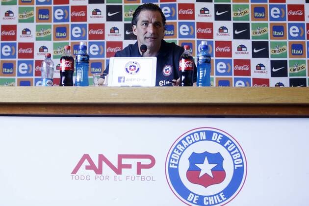 Fußball, Nationalteam Chile, PK von Nationaltrainer Pizzi Chilean National Soccer Team coach Juan Antonio Pizzi delivers a presser in Santiago de Chile, Chile, 17 March 2016, where he announced the list of players for the Russia 2018 World Championship WM Weltmeisterschaft qualification matches. CHILEAN national team Nationalteam COACH PIZZI ANNOUNCES THE PLAYERS LIST FOR RUSSIA 2018 !ACHTUNG: NUR REDAKTIONELLE NUTZUNG!  CHI002 20160317-635938387285141730
