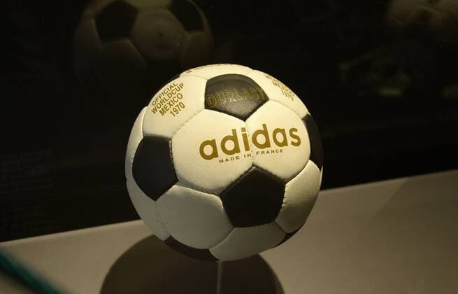 Telstar-Durlast , Adidas-Weltmeisterschaftsball von 1970 in Mexiko, aufgenommen am 6. Maerz 2016 in der Erlebniswelt des FC Bayern Muenchen in der Allianz-Arena in Muenchen, Bayern.