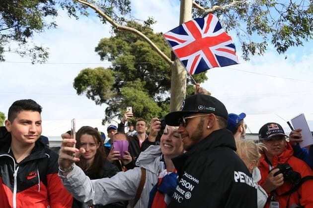18.03.2016. Melbourne Grand Prix Circuit, Albert Park, Melbourne, Australia. The F1 Australian Grand Prix. Mercedes AMG Petronas - Lewis Hamilton on the Melbourne walk with fans xLeannexBoonx  ActionPlus11719282