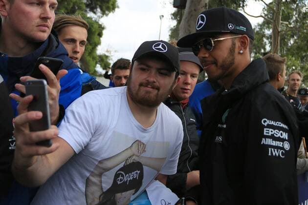 18.03.2016. Melbourne Grand Prix Circuit, Albert Park, Melbourne, Australia. The F1 Australian Grand Prix. Mercedes AMG Petronas - Lewis Hamilton on the Melbourne walk with fans xLeannexBoonx  ActionPlus11719283