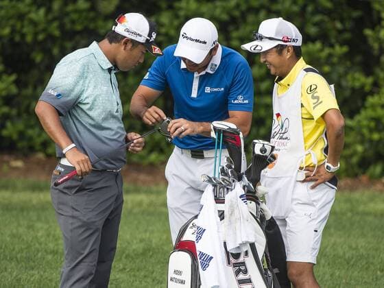March 18, 2016 - Orlando, FL, U.S: Jason Day of Australia checks out Hideki Matsuyama of Japan putter on the 1st fairway during second round golf action of the Arnold Palmer Invitational presented by MasterCard held at Arnold Palmer s Bay Hill Club & Lodge in Orlando, Fl. Romeo T Guzman CSM. PGA Golf Herren 2016: Arnold Palmer Invitational Rnd 2 MAR 18 - ZUMAcg2_
