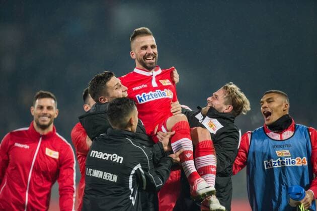 Berlin, Deutschland, 18.03.2016: Fußball 2. Bundesliga Saison 2015 2016 - 1. FC Union Berlin - Eintracht Braunschweig. Schlussjubel Union: Benjamin Köhler Koehler (Union) wird in die Luft geworfen