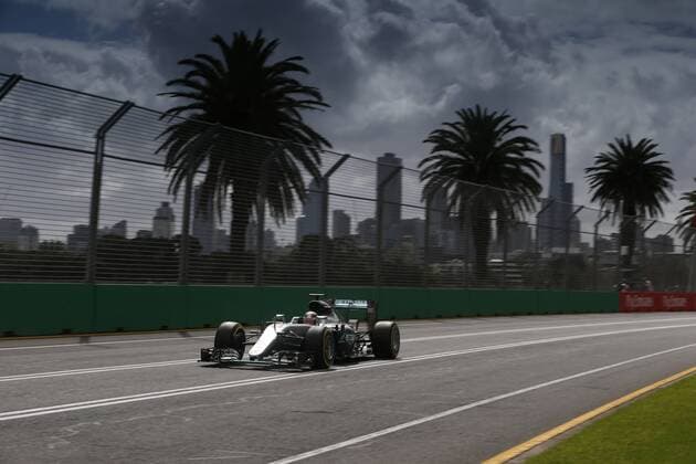 Bilder des Tages - SPORT Motorsports: FIA Formula One World Championship WM Weltmeisterschaft 2016, Grand Prix of Australia, 44 Lewis Hamilton (GBR, Mercedes AMG Petronas Formula One Team), xHOCHxZWEIx