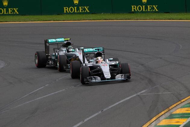 Australian Grand Prix, Melbourne 17 - 20 March 2016 19.03.2016 - Qualifying, Lewis Hamilton (GBR) Mercedes AMG F1 W07 Hybrid leads Nico Rosberg (GER) Mercedes AMG F1 W07 Hybrid 