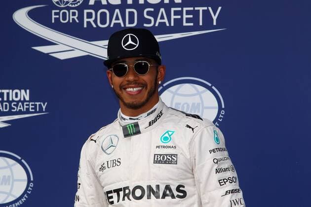 Australian Grand Prix, Melbourne 17 - 20 March 2016 19.03.2016 - Qualifying, Lewis Hamilton (GBR) Mercedes AMG F1 W07 Hybrid leads Nico Rosberg (GER) Mercedes AMG F1 W07 Hybrid 