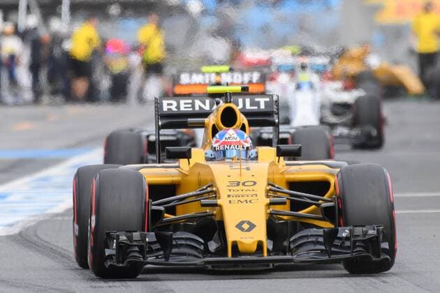 March 19, 2016: Jolyon Palmer (GBR) 30 from the Renault F1 team leaving the pits for qualifying at the 2016 Australian Formula One Grand Prix at Albert Park, Melbourne, Australia. Formula One 2016: Australia Day 3 - ZUMAc04_